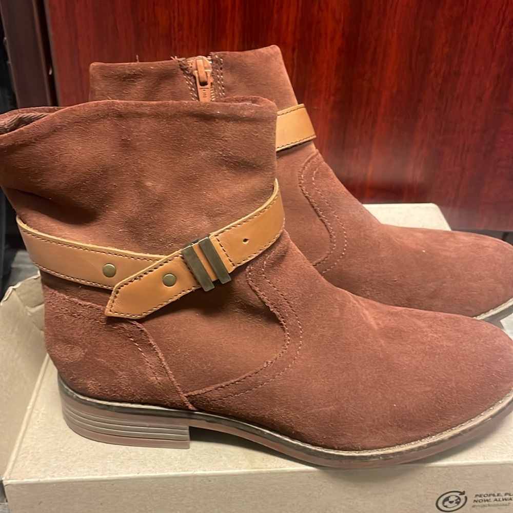 Genuine Clark’s Suede Boots!